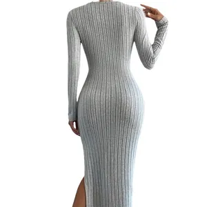 Elegante vestido largo de punto acanalado gris con manga larga y abertura lateral