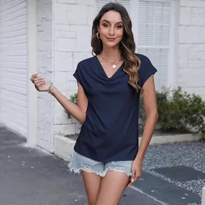 Elegante camiseta azul marino de manga corta con cuello desbocado para mujer al aire libre