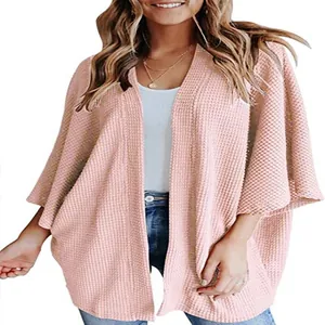 Gilet rose ample pour femme en maille gaufrée avec de confortables manches 3/4.