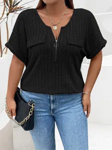 Primer plano de top negro de punto acanalado talla grande con cremallera en el cuello V