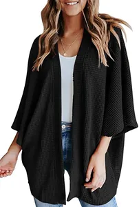 Vue détaillée d'un cardigan noir oversize pour femmes en maille gaufrée à manches 3/4