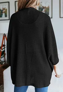 Vue arrière détaillée d'un cardigan noir oversize en maille gaufrée avec manches chauve-souris