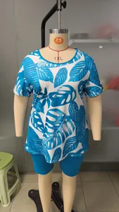 Vue détaillée d'un ensemble d'été grande taille avec t-shirt floral et short bleu