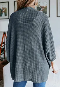 Vue arrière détaillée d'un cardigan gris surdimensionné en maille gaufrée pour femmes