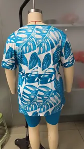 Vue arrière d'un ensemble d'été deux pièces grande taille à imprimé tropical.