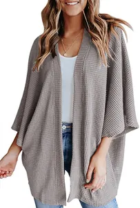 Vue détaillée du cardigan gris en maille gaufrée avec manches trois-quarts