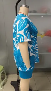 Vue latérale d'un ensemble T-shirt imprimé feuilles tropicales et short bleu pour femmes