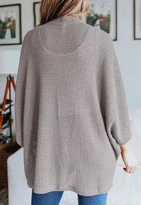 Vue arrière d'un cardigan gris surdimensionné en maille gaufrée et ses manches 3/4
