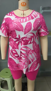 Vue de face de l'ensemble t-shirt floral et short grande taille sur un mannequin