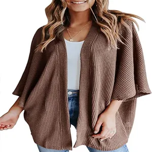 Gilet femme ample marron en maille gaufre avec manches 3/4 confortables pour l'automne