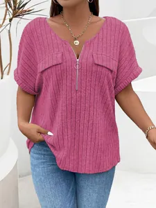 Detalle de camiseta rosa de manga corta con cuello en V con cremallera y bolsillos