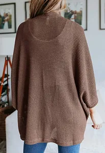 Vue arrière détaillée d'un gilet ample marron en maille gaufrée pour femme