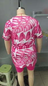 Vue arrière de l'ensemble d'été grande taille avec T-shirt à imprimé tropical rose et short.