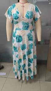 Εμπρόσθια όψη ενός plus size μακρύ φορέματος με φλοράλ σχέδιο και λαιμόκοψη V σε κούκλα