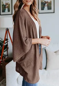 Vue détaillée d'un cardigan marron en maille gaufre avec des manches 3/4 amples