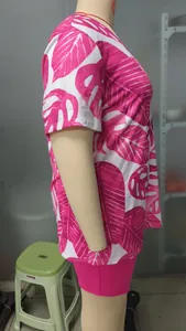 Vue latérale d'un ensemble d'été deux pièces t-shirt et short rose à imprimé feuillage