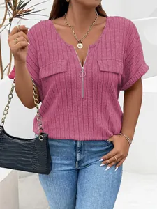 Detalle de top rosa texturizado de talla grande con cuello en V con cremallera corta