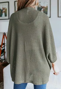 Vue arrière d'un cardigan ample en maille gaufrée vert olive avec manches chauve-souris