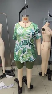 Détail d'un ensemble t-shirt imprimé feuilles tropicales et short assorti en grande taille
