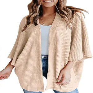 Détail du cardigan beige pour femme en tricot gaufré avec manches chauve-souris
