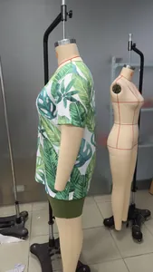 Détail de l'imprimé feuilles tropicales sur un ensemble t-shirt et short grande taille.