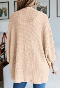 Vue arrière détaillée d'un cardigan en maille gaufrée ample, couleur abricot, automne
