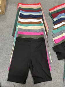 Vista macro detallada de una gran variedad de coloridos pantalones cortos de ciclismo de canalé
