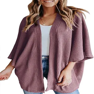 Détail du cardigan mauve en maille gaufrée à manches trois-quarts pour femmes.