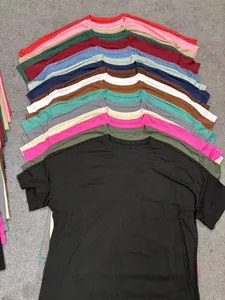 Vista detallada de camisetas lisas de cuello redondo apiladas en varios colores vivos