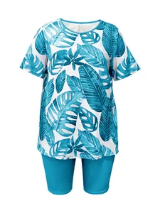 Détail de l'ensemble d'été 2 pièces pour femme avec imprimé tropical et short bleu casual.