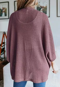 Vue arrière d'un cardigan mauve en maille gaufrée avec manches chauve-souris