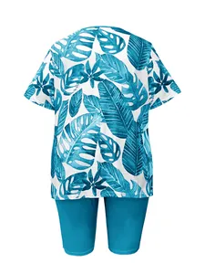 Vue arrière d'un ensemble deux pièces d'été grande taille avec imprimé tropical et short.
