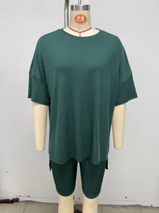 Vista detallata del conjunto de camiseta holgada verde oscuro y pantalones cortos de ciclista