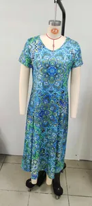 Detailansicht eines kurzärmeligen Maxikleides mit blau-grünem Mandala-Print am Mannequin