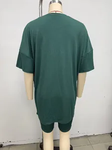 Vista trasera de un conjunto de camiseta y mallas ciclistas acanaladas verde pino
