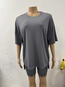 Detailansicht eines grauen Oversized-T-Shirts und passender Radlerhosen für Damen