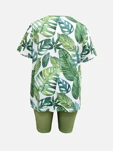 Vue arrière de l'ensemble d'été grande taille avec t-shirt à imprimé tropical et short olive