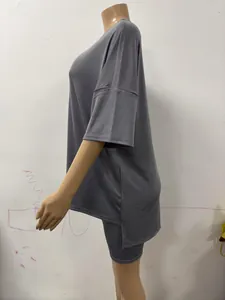 Seitenansicht eines grauen Oversized-T-Shirts und passender Radlerhose an der Puppe