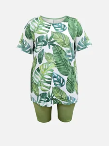Vue de face de l'ensemble deux pièces avec imprimé feuilles et short vert olive.