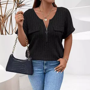 Top casual negro de talla grande con manga corta y cremallera en el cuello en V
