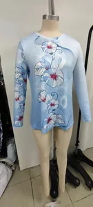 Γαλάζια γυναικείο μακρυμάνικο T-shirt με μεγάλο λουλουδάτο σχέδιο πάνω σε μανεκέν