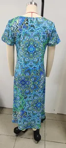 Detaillierte Rückansicht eines Boho-Maxikleids mit Paisley-Print auf einer Schaufensterpuppe
