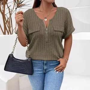 Camiseta de mujer talla grande verde militar con cuello en V con cremallera y canalé