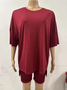 Vorderansicht des burgunderroten zweiteiligen Freizeit-T-Shirts und Radlershorts-Sets für Damen