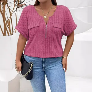 Camiseta casual rosa de talla grande con manga corta, cremallera moderna y bolsillos falsos