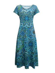 Detailansicht des lebhaften blau-grünen Mandala-Blumenmusters auf dem V-Ausschnitt Kleid