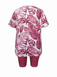 Vue arrière de l'ensemble d'été t-shirt à imprimé floral et short cycliste rose.