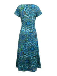 Rückansicht eines blauen Sommerkleides mit Mandala-Print und kurzen Ärmeln für Damen