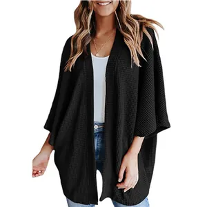 Cardigan femme noir en maille gaufrette, coupe ample et manches 3/4 chauve-souris automne.