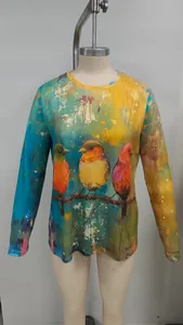 Λεπτομέρεια γυναικείου T-shirt με στρογγυλή λαιμόκοψη και τύπωμα πολύχρωμα πουλιά.